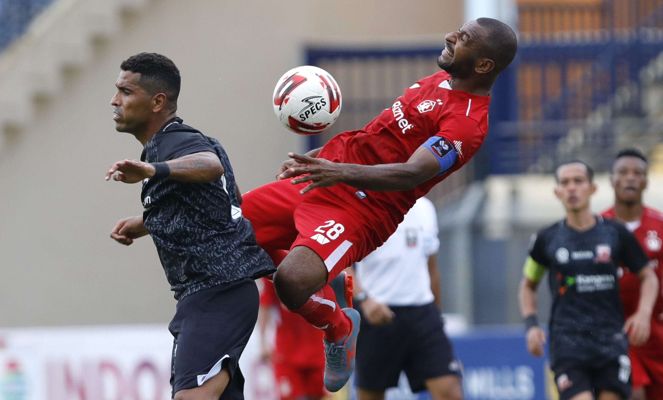 Andri Ibo (dua dari kiri), kapten Persik Kediri dilanggar Beto Goncalves, pemain Madura United FC saat pertandingan penyisihan grub C Piala Menpora 2021 di Stadion Si Jalak Harupat, Bandung, kemarin (3/4). FOTO: Angger Bondan/Jawa Pos - Image
