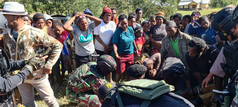 KORBAN: Evakuasi jenazah Ali Mom di Kampung Uloni, Ilaga, Kabupaten Puncak, kemarin. (SATGAS NEWANGKAWI FOR CENDERAWASIH POS) - Image