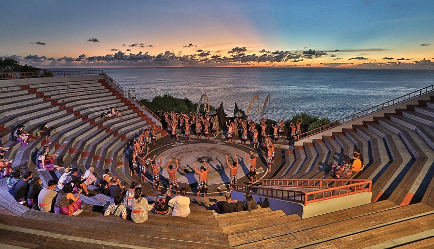 DOMINASI BANGKU KOSONG: Pertunjukan tari kecal yang diselenggarakan di tebing Pura Uluwatu, Bali (16/4). Pementasan tersebut menerapkan protokol kesehaatan (prokes) yang ketat. (HENDRA EKA/JAWA POS) - Image