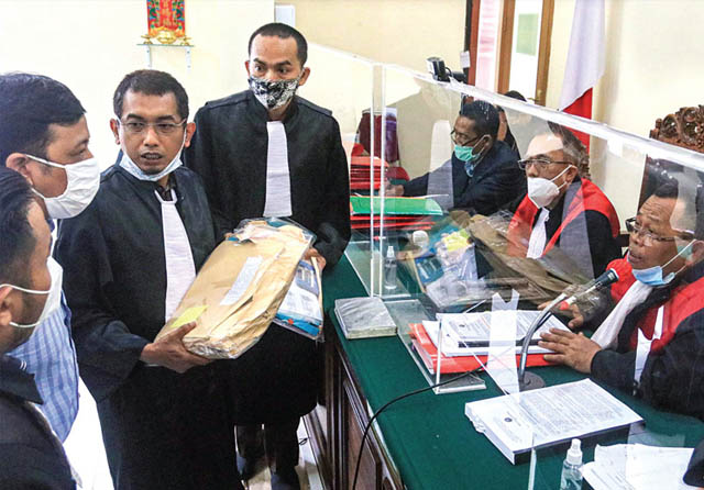 GALI FAKTA: Jaksa Harwiadi (tiga dari kiri) menunjukkan barang bukti yang disita dalam sidang di Pengadilan Negeri Surabaya Kamis (8/4). (Dimas Maulana/Jawa Pos) - Image