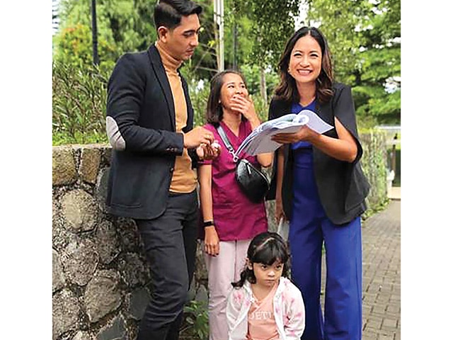 SEPERTI KELUARGA: Dari kiri, Arya Saloka, Ayya Renita, Sari Nila dan si imut Fara - Image