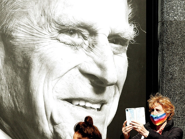 TELAH BERPULANG: Poster raksasa mendiang Pangeran Philip di High Street of Windsor, London barat, kemarin. Philip meninggal 9 April lalu dalam usia 99 tahun. (ADRIAN DENNIS/AFP). - Image
