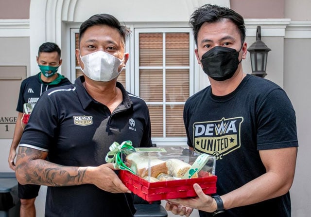 Tommy Hermawan Lo menyerahkan hampers ke Dirtek Louvre Dewa United Basketball Club Wijaya Saputra (Wijin). (Dewa United for JawaPos.com) - Image
