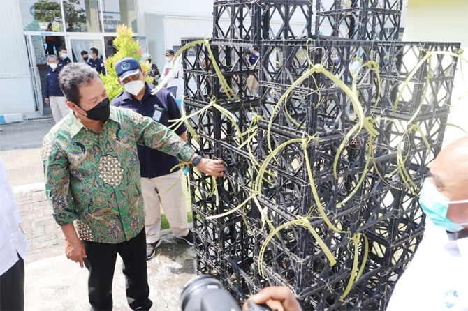 Menteri Kelautan dan Perikanan, Sakti Wahyu Trenggono memeriksa alat tangkap ikan ramah lingkungan inovasi Balai Besar Penangkapan Ikan (BBPI) di Semarang, Jawa Tengah, Jumat (30/4). - Image