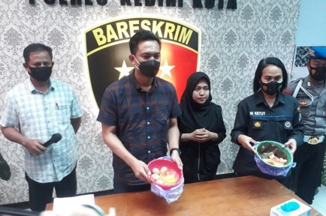 Kepala Satuan Reserse dan Narkoba Polres Kediri Kota Iptu Girindra Wardana menunjukkan telur yang sempat heboh karena diduga telur palsu di Mapolres Kediri Kota, Jawa Timur, Selasa (18/5). Antara - Image