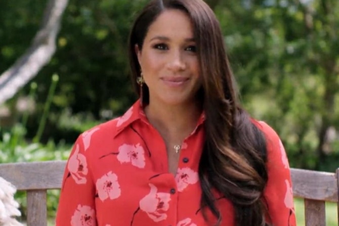 Meghan Markle. Mengenakan baju hamil floral kemeja pink, Meghan Markle tetap tampil cantik dan sederhana. Times of India - Image