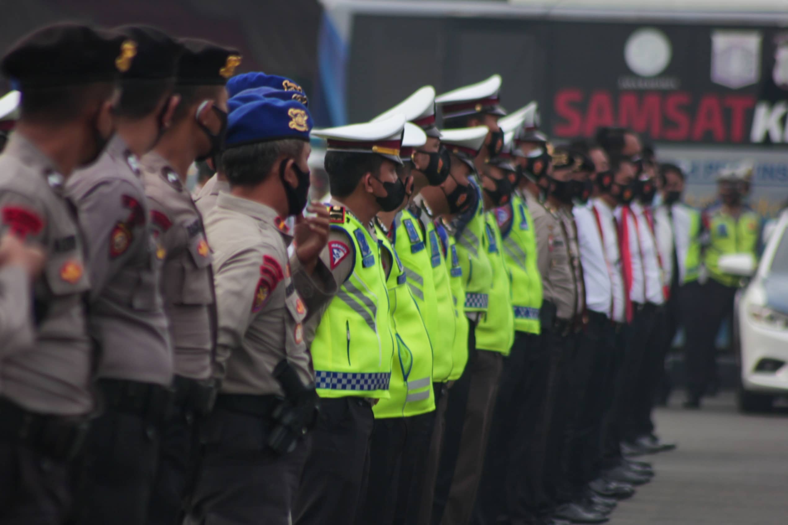 Aparat gabungan POLRI mengikuti apel Gelar Pasukan Operasi Ketupat Jaya 2021 di Polda Metro Jaya, Jakarta, Rabu (5/5/2021). Operasi tersebut akan dilaksanakan pada 6-17 Mei 2021 yang bertujuan untuk menciptakan suasana kondusif, aman, dan tertib pada per - Image