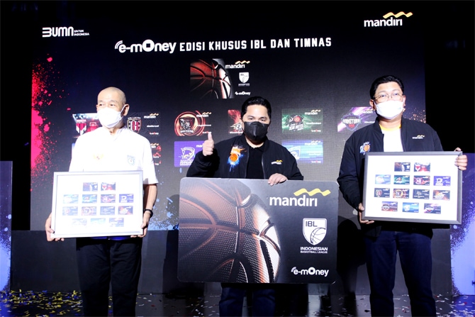 Menteri BUMN Erick Thohir berbincang dengan Direktur Utama Bank Mandiri Darmawan Junaidi dan Ketua Umum PP PERBASI Danny Kosasih seusai MoU terkait dukungan Bank Mandiri kepada penyelenggaraan kejuaraan bola basket kontinental bertajuk FIBA Asia Cup pada - Image