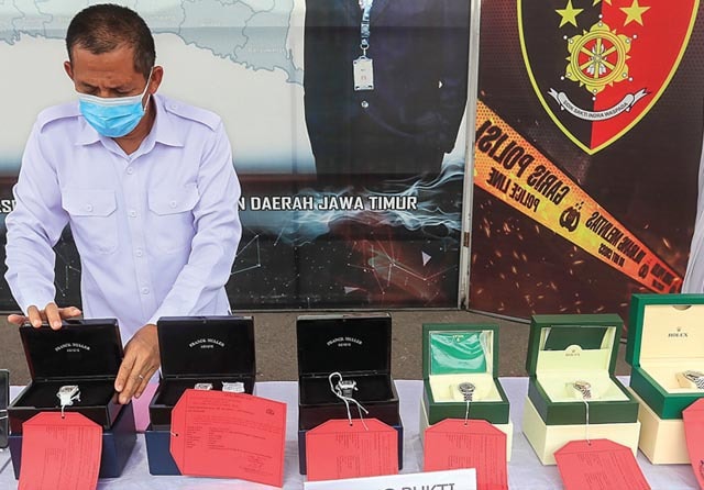 BERKELAS: Sejumlah aset berharga milik tersangka Lily Yunita disita polisi. Di antaranya, 4 Mercy, 2 Fortuner, 6 jam tangan, dan cincin blue sapphire. Semua itu disita sebagai bukti tindak pidana pencucian uang. (Dimas Maulana/Jawa Pos) - Image