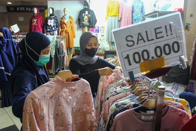Sejumlah pengunjung mencari berbagai kebutuhan berupa pakaian di Pasar Tanah Abang, Jakarta, Jumat (30/4/2021). Pasar Tanah Abang kembali dipadati pengunjung. Mereka sengaja ke Tanah Abang untuk mencari baju baru menjelang Hari Raya Idulfitri 1442 Hijri - Image