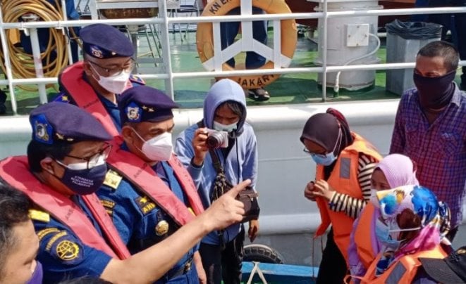 Personel patroli Penjagaan Laut dan Pantai (PLP) Tanjung Priok mencegah laju tiga kapal nelayan yang ingin mudik ke Karawang, Subang, Indramayu, dan sekitarnya melalui perairan Teluk Jakarta pada Minggu (9/5). Antara - Image