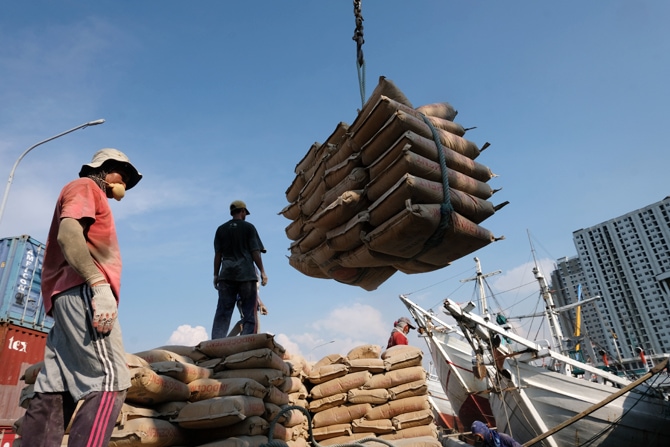 Pekerja melakukan bongkar muat semen kedalam kapal di Pelabuhan Sunda Kelapa, Jakarta, Selasa (25/5/2021). Asosiasi Semen Indonesia (ASI) mendata ekspor semen dan clinker per April 2021 kembali menembus level 100 persen secara tahunan. Hal tersebut membua - Image