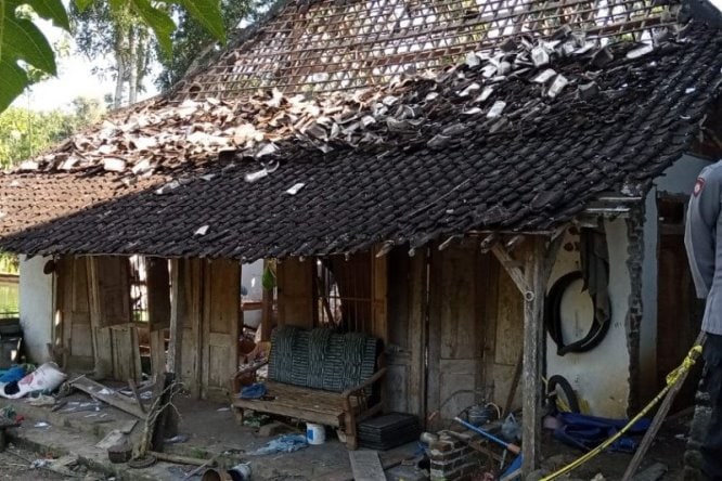 Kondisi rumah Abdullah yang hancur terdampak ledakan berantai 205 petasan jumbo di Desa Sukorejo Wetan, Selasa (11/5). Istimewa/Antara - Image