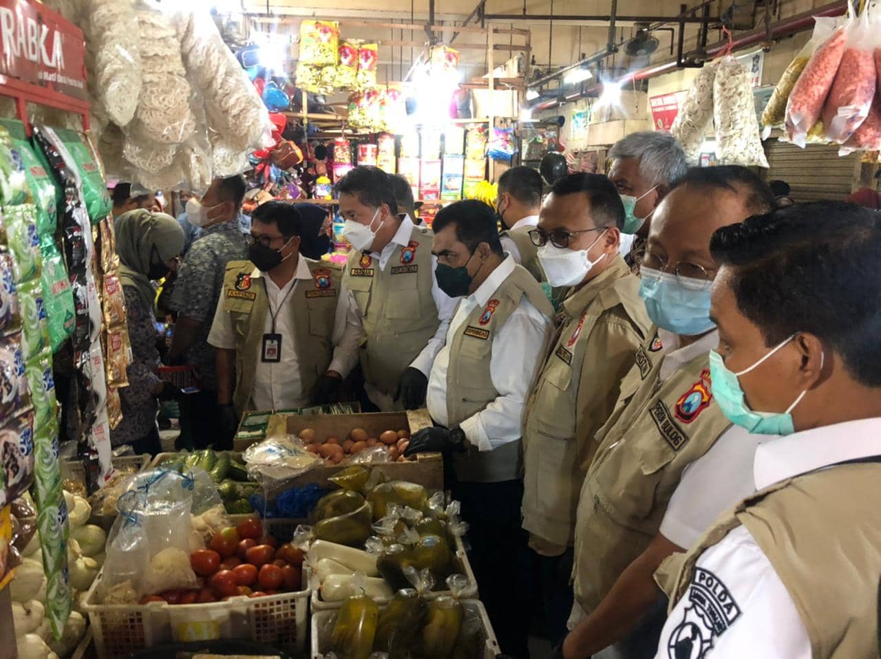 Kasatgas Pangan Daerah Jawa Timur (Jatim), Kombes Pol Farman meninjau langsung pasar Tambakrejo, Surabaya. (Istimewa) - Image