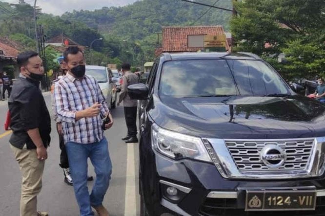 Petugas menghentikan kendaraan yang menggunakan pelat dinas kepolisian palsu. Humas Polres Majalengka/Antara - Image