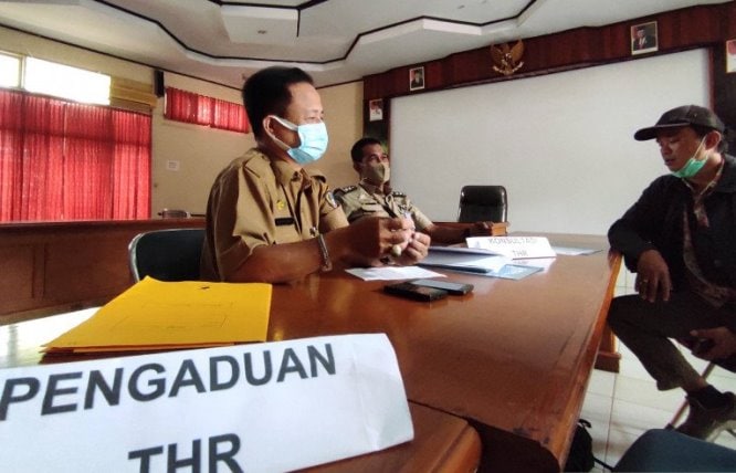 Aduan THR di kantor Dinas Tenaga Kerja Sulsel di Makassar. Darwin Fatir/Antara - Image