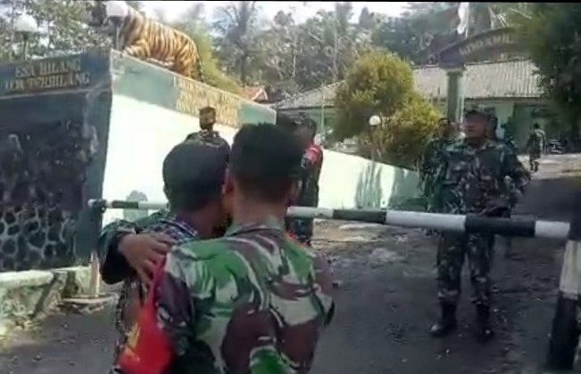 Anggota TNI mengamankan seorang warga yang mendatangi Markas Koramil Pameungpeuk di Kecamatan Pameungpeuk, Kabupaten Garut, Jawa Barat. Antara - Image