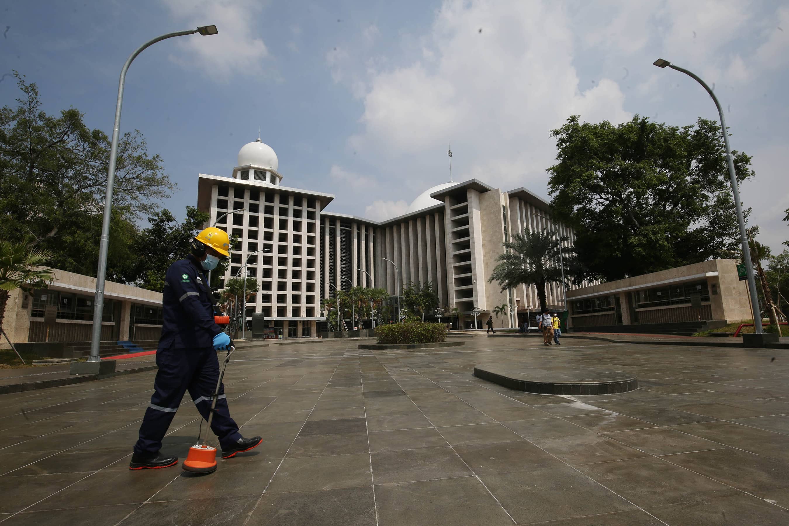 Petugas PLN melakukan pengecekan tegangan listrik bawah tanah di Masjid Istiqlal, Jakarta, Senin (10/5/2021). Mengahadapi Hari Raya Idul Fitri 1422 H atau tahun 2021, PLN Unit Induk Distribusi Jakarta Raya melakukan siaga pasokan listrik di Ibukota dan se - Image