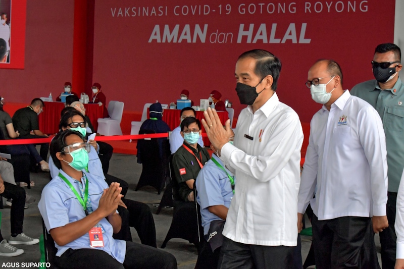 Presiden Joko Widodo meninjau pelaksanaan perdana program Vaksinasi Covid-19 Gotong Royong yang dipusatkan di pabrik PT Unilever Indonesia, Kawasan Industri Jababeka, Cikarang, Kabupaten Bekasi, Jawa Barat, pada Selasa, 18 Mei 2021. Program vaksinasi ini - Image