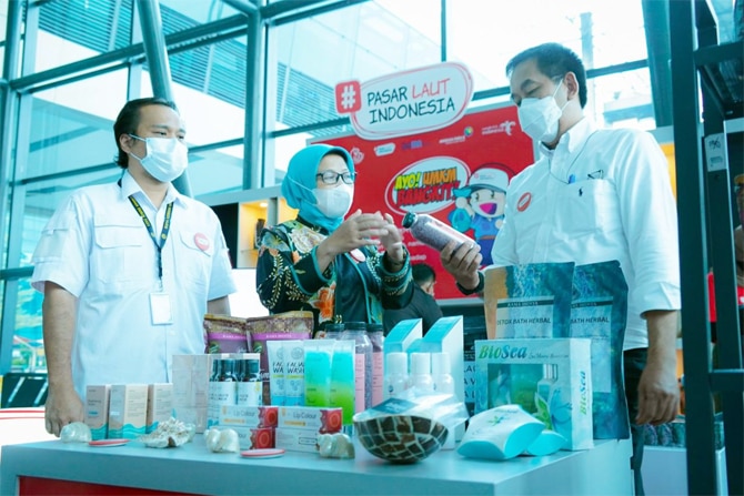 Kementerian Kelautan dan Perikanan (KKP) membangun galeri #PasarLautIndonesia di pintu kedatangan Terminal 3 Bandara Internasional Soekarno-Hatta dan rest area Tol Trans Jawa KM 260 B Brebes dan 456 Salatiga. - Image