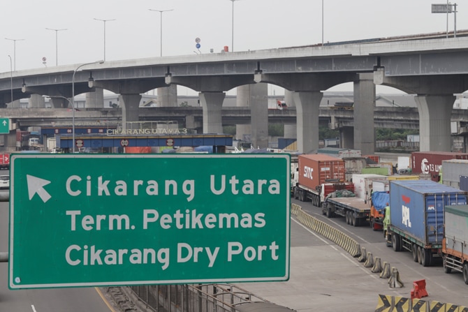 Suasana kemacetan DI KM 31Jalan Tol Jakarta Cikampek, Jawa Barat, Kamis (6/5/2021). Kemacetan sepanjang 1 kilometer ini imbas pemeriksaan titik penyekatan larangan mudik lebaran, di Gerbang Tol Cikarang Barat. Foto: Dery Ridwansah/ JawaPos.com - Image