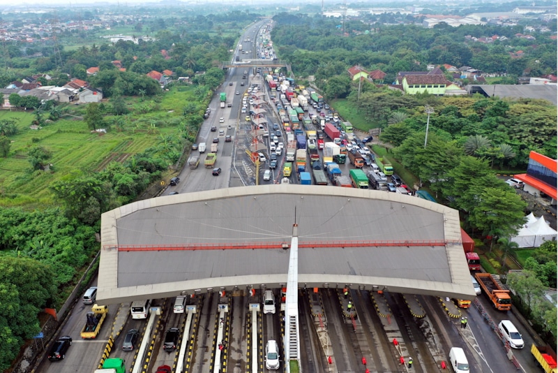 Foto aerial kendaraan terjebak macet di Pintu Tol Cikupa, Tangerang, Banten, Kamis (6/5/2021). Ribuan kendaraan terjebak macet hingga delapan kilometer akibat lonjakan volume kendaraan dan kegiatan penyekatan larangan mudik lebaran 2021. FOTO: SALMAN TOYI - Image