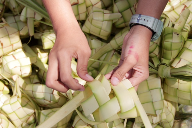 Pedagang kulit ketupat musiman menyelesaikan pembuatan kulit ketupat yang dijual di kawasan Palmerah, Jakarta, Rabu (12/5/2021). Permintaan kulit ketupat menjelang Hari Raya Idul Fitri 1442 H yang dijual sekitar Rp14.000 per 10 buahnya mengalami peningkat - Image