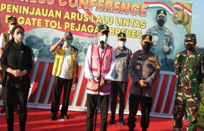 Menhub Budi Karya bersama Ketua DPR Puan Maharani dan Kapolri saat berkunjung ke Tol Pejagan Brebes, Jawa Tengah, Minggu (9/5). Kutnadi/Antara - Image