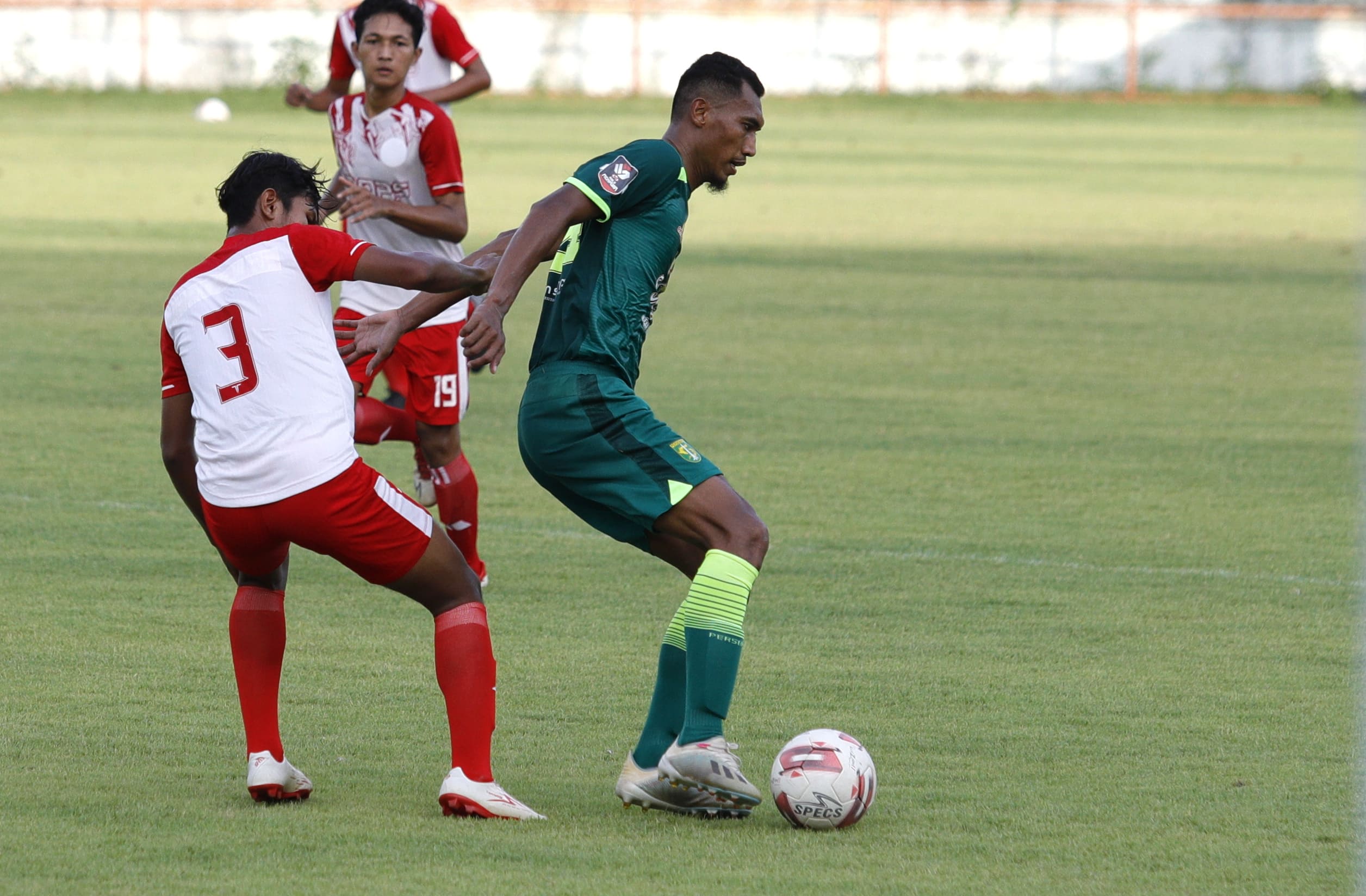 Johan Yoga, pemain trial Persebaya saat pertandingan uji coba melawan tim Putra Jombang di Stadion Gelora Sepuluh November, Surabaya, kemarin (4/5). FOTO: Angger Bondan/Jawa Pos - Image