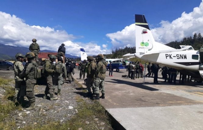 Pasukan gabungan TNI dan polisi tiba di Ilaga, Kabupaten Puncak, Sabtu (1/5). Humas Satgas Nemangkawi/Antara - Image
