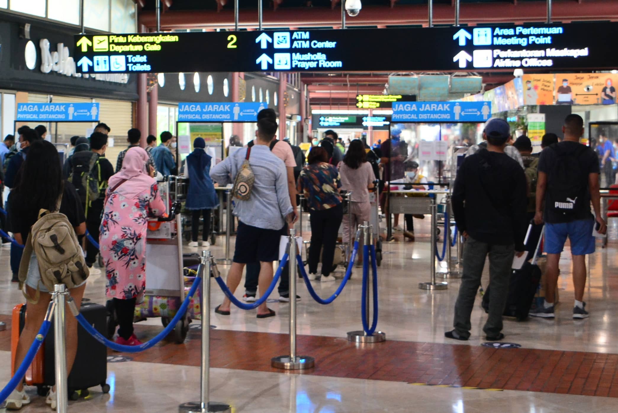 Calon penumpang pesawat mengantre saat lapor diri di Terminal 2 Bandara Soekarno Hatta, Tangerang, Banten, Rabu (5/5/2021). Sehari jelang pelarangan mudik Lebaran 2021, terlihat ribuan calon penumpang mengantre untuk naik pesawat di Terminal 2 Bandara Int - Image