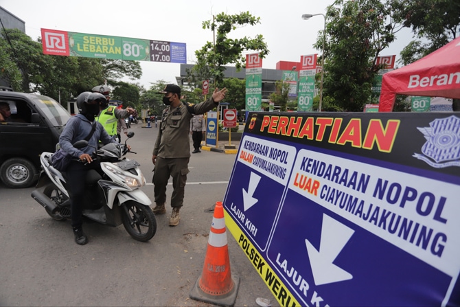 Sejumlah pengemudi kendaraan selain plat nomor Cirebon menjalani pemeriksaan oleh petugas gabungan di posko penyekatan Weru, Cirebon, Jawa Barat, Jumat (7/5/2021). Pemeriksan yang dilakukan meliput surat izin keluar masuk serta kelompok masyarakat yang d - Image