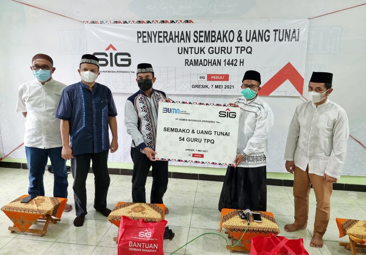 General Manager of corporate social responsibility (CSR) SIG, Edy Saraya menyerahkan bantuan berupa uang saku dan sembako kepada guru ngaji Taman Pendidikan Al Qur - Image