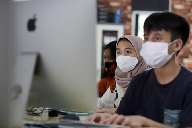 Siswa SMA Pintar Lazuardi melakukan pembelajaran dengan metode Blended Learning menggabungkan tatap muka dan tatap maya, Ciputat, Tangerang Selatan, Senin (3/5/2021). Sekolah masa depan SMA Pintar Lazuardi, dengan konsep blended learning mengabungkan kegi - Image