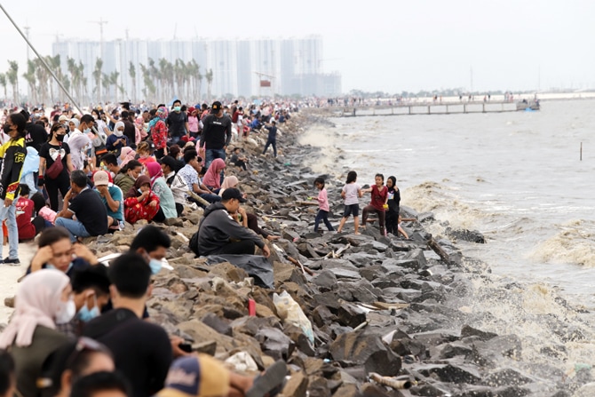 Suasana ramai saat pengunjung memadati Pantai Pasir Putih PIK 2, Dadap, Kabupaten Tangerang, Banten, Sabtu (15/5/2021). Warga yang tidak bisa mudik mengisi libur Lebaran dengan berwisata ke pantai berpasir putih tersebut. Foto: Dery Ridwansah/ JawaPos.co - Image