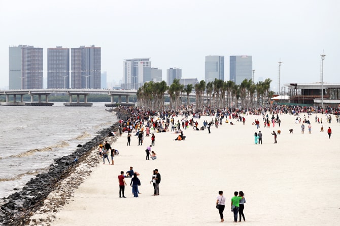 Suasana ramai saat pengunjung memadati Pantai Pasir Putih PIK 2, Dadap, Kabupaten Tangerang, Banten, Sabtu (15/5/2021). Warga yang tidak bisa mudik mengisi libur Lebaran dengan berwisata ke pantai berpasir putih tersebut. Foto: Dery Ridwansah/ JawaPos.co - Image