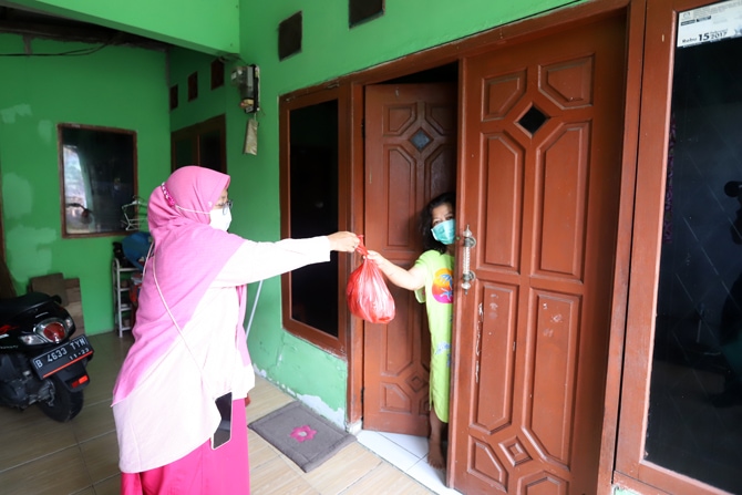 Suasana di permukiman warga RT 003 RW 003, Kelurahan Cilangkap, Kecamatan Cipayung saat pemberlakuan karantina wilayah atau mikro lockdown, Jakarta, Selasa (25/5/2021). Jumlah warga yang tepapar Covid-19 di wilayah ini bertambah menjadi 104 orang setelah - Image