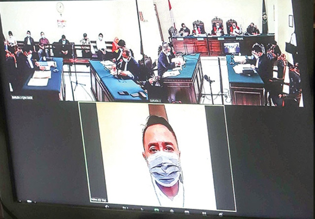 MEJA HIJAU: Didik Prasetyo (foto bawah) menjalani sidang dengan agenda dakwaan di Pengadilan Negeri Surabaya. (Alfian Rizal/Jawa Pos) - Image