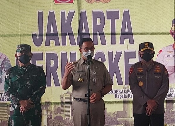 Gubernur DKI Jakarta Anies Baswedan (tengah) bersama Kapolda Metro Jaya Irjen Pol Fadil Imran (kedua kanan) dan Pangdam Jaya Mayjen TNI Dudung Abdurachman (kiri) menyambangi Blok A Pasar Tanah Abang, Jakarta Pusat, Minggu (2/5/2021). ANTARA/Fianda Sjofjan - Image
