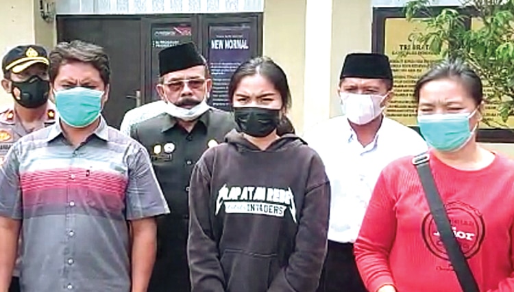 MENYESAL: MS (tengah) meminta maaf karena telah mengunggah pernyataan yang tidak pantas di media sosialnya. - Image