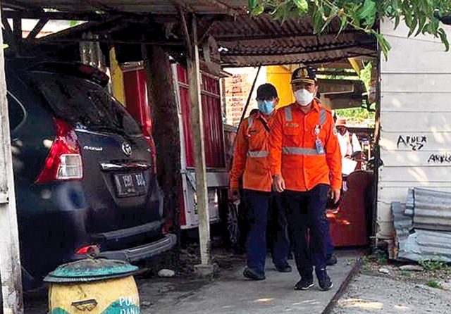 Rombongan direksi PT KAI blusukan ke sejumlah kampung yang dilintasi jalur lama kereta api. (Galih Wicaksono/Jawa Pos) - Image
