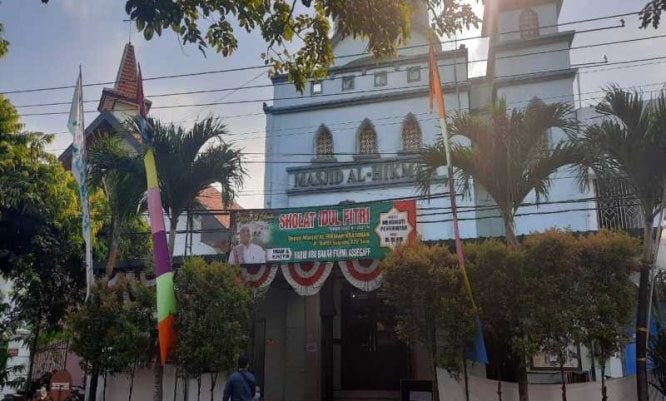 Masjid Al Hikmah bersebelahan dengan Gereja Kristen Jawa (GKJ) Joyodiningratan di Kratonan Kecamatan Serengan Solo. Bambang Dwi Marwoto/Antara - Image