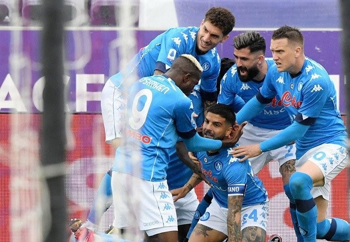 Kapten Napoli Lorenzo Insigne (tengah bawah) melakukan selebrasi bersama rekan-rekannya seusai mencetak gol pembuka keunggulan atas Fiorentina dalam lanjutan Liga Italia di Stadion Artemio Franchi, Firenze, Italia, Minggu (16/5/2021). (ANTARA/REUTERS/Albe - Image