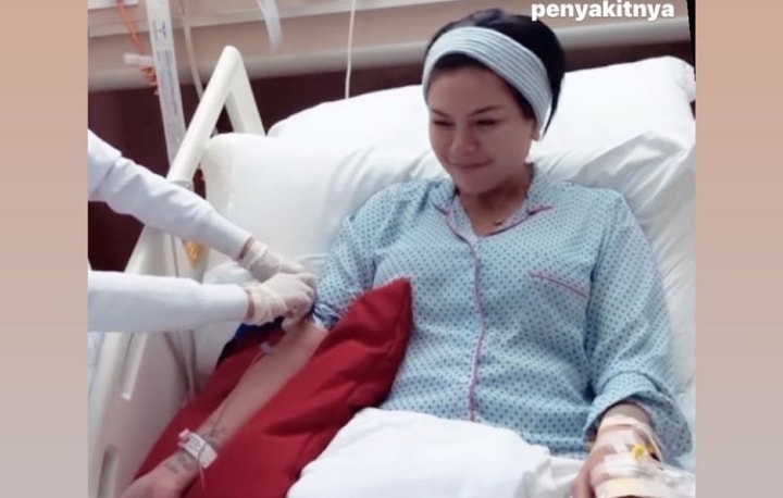 Tangkapan layar saat Nikita Mirzani dilarikan ke rumah sakit akibat mengalami masalah pada pencernaaan dan luka pada bagian usus./Instagram Nikita Mirzani - Image