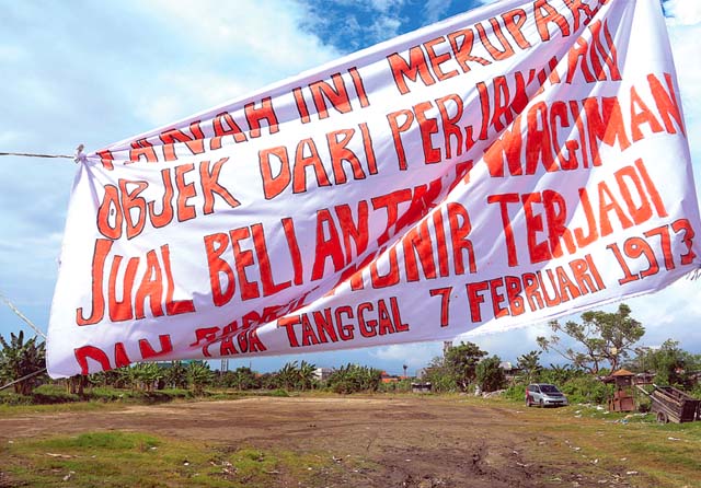 MACET: Lahan yang akan dibangun smart kost di Mulyosari masih jadi sengketa sehingga proyek tidak bisa dibangun. Padahal, sebagaian unit sudah laku. (Dimas Maulana/Jawa Pos) - Image