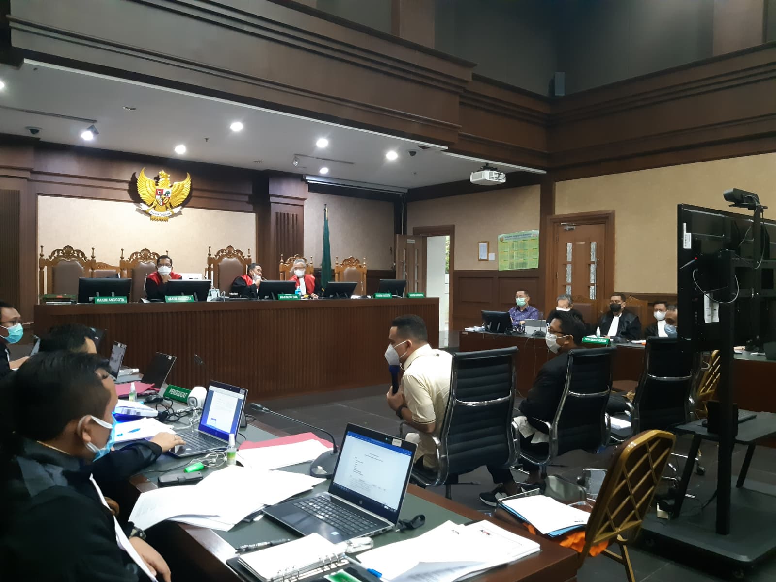 Terpidana kasus suap pengadaan bantuan sosial (bansos) penanganan Covid-19, Harry Van Sidabukke bersaksi dalam sidang dugaan suap bansos Covid-19 di PN Tipikor Jakarta, Senin (24/5). Foto: Ridwan - Image