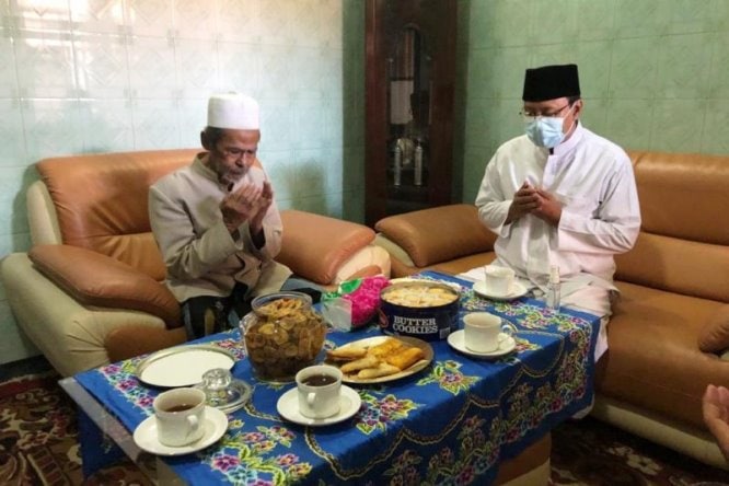 Foto dokumen Wali Kota Pasuruan Gus Ipul (kanan) saat bersilaturahim ke pengasuh Ponpes Sidogiri Pasuruan KH Nawawi usai Idul Fitri 1442 Hijriah beberapa waktu lalu. Antara - Image