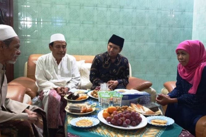 Dokumen foto Gubernur Jatim Khofifah Indar Parawansa (kanan) didampingi Wagub Jatim Emil Elestianto Dardak (dua kanan) saat bersilaturahim ke pengasuh Ponpes Sidogiri Pasuruan KH Nawawi Abdul Jalil beberapa saat lalu. Biro Adpim Jatim/Antara - Image