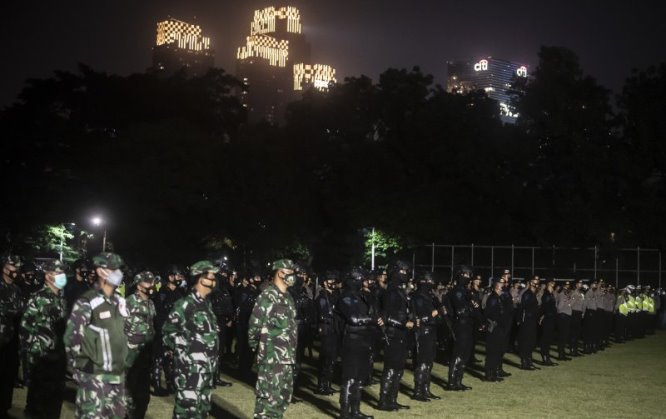 Pasukan TNI, Polri dan Satpol PP melakukan apel bersama Penegakan Pendisiplinan PPKM Berskala Mikro TA 2021 di Jakarta, Minggu (13/6). Muhammad Adimaja/Antara - Image