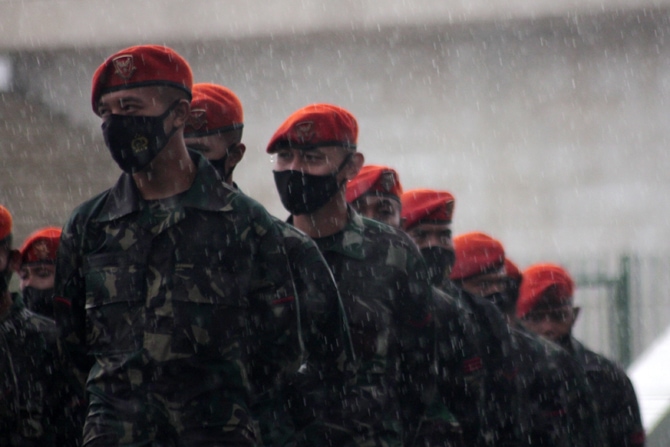 Prajurit TNI bersiap mengikuti Apel Gelar Pasukan Pengetatan PPKM Mikro wilayah DKI Jakarta di kawasan Monas, Jakarta, Jumat (18/6/2021). Apel Gelar Pasukan yang diikuti personel gabungan TNI-Polri-Satpol PP tersebut dalam rangka pengetatan pemberlakuan p - Image